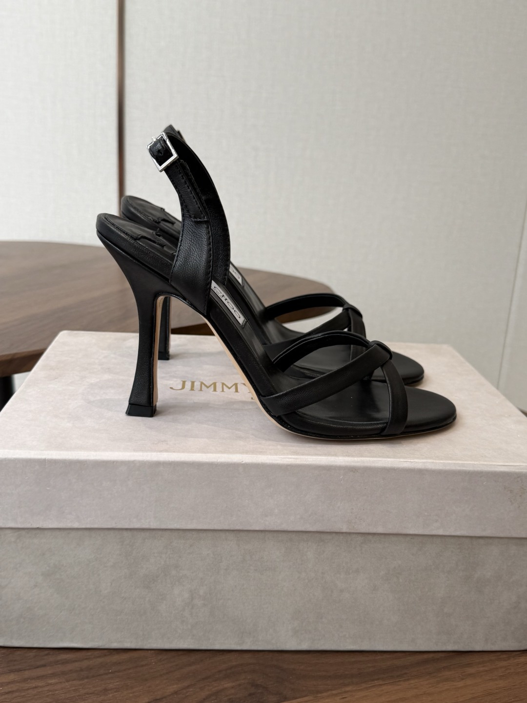 Jimmy Choo 26ss 春夏 系列JC新款 高跟拖鞋 凉鞋模糊鞋履与珠宝配饰之间的界线 鲜明 J Jimmy Choo 26ss 春夏 系列JC新款 高跟拖鞋 凉鞋模糊鞋履与珠宝配饰之间的界线 鲜明 J