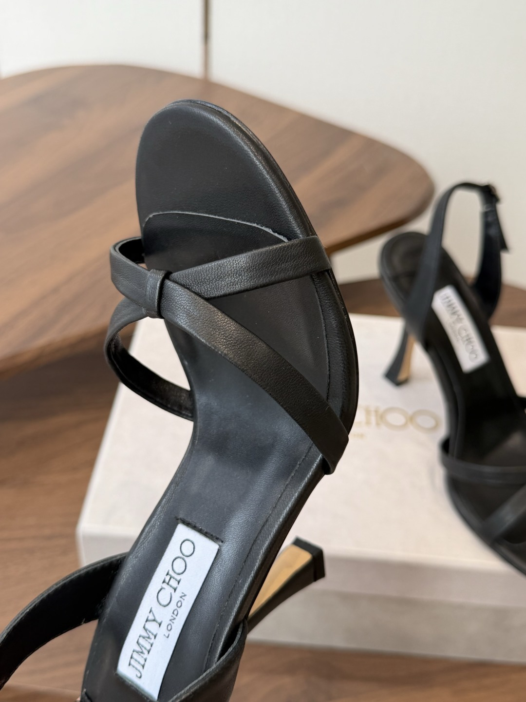 Jimmy Choo 26ss 春夏 系列JC新款 高跟拖鞋 凉鞋模糊鞋履与珠宝配饰之间的界线 鲜明 J Jimmy Choo 26ss 春夏 系列JC新款 高跟拖鞋 凉鞋模糊鞋履与珠宝配饰之间的界线 鲜明 J