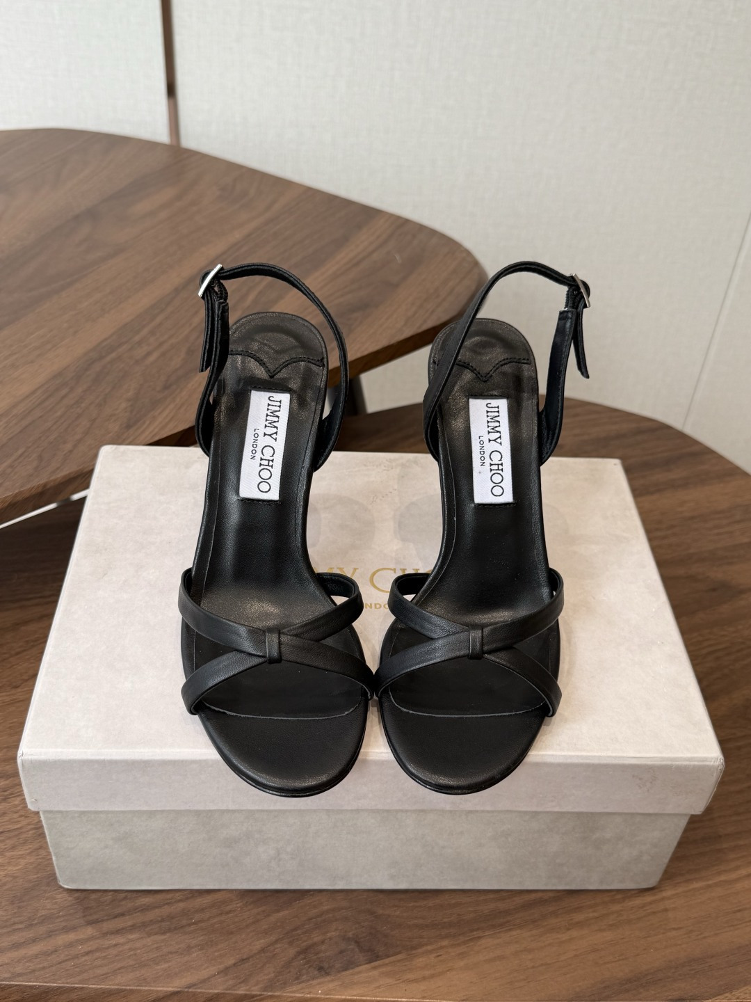 Jimmy Choo 26ss 春夏 系列JC新款 高跟拖鞋 凉鞋模糊鞋履与珠宝配饰之间的界线 鲜明 J