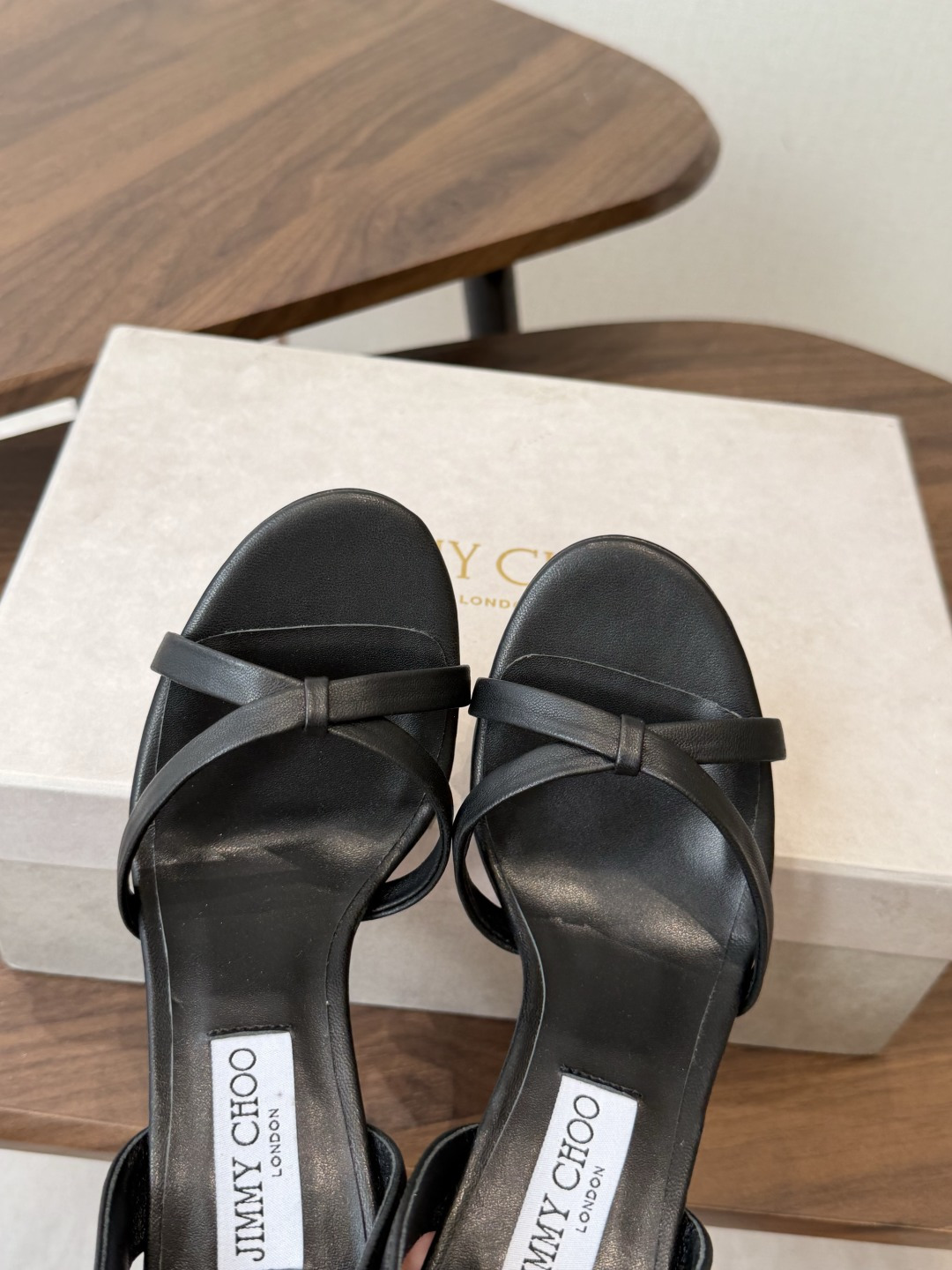 Jimmy Choo 26ss 春夏 系列JC新款 高跟拖鞋 凉鞋模糊鞋履与珠宝配饰之间的界线 鲜明 J Jimmy Choo 26ss 春夏 系列JC新款 高跟拖鞋 凉鞋模糊鞋履与珠宝配饰之间的界线 鲜明 J