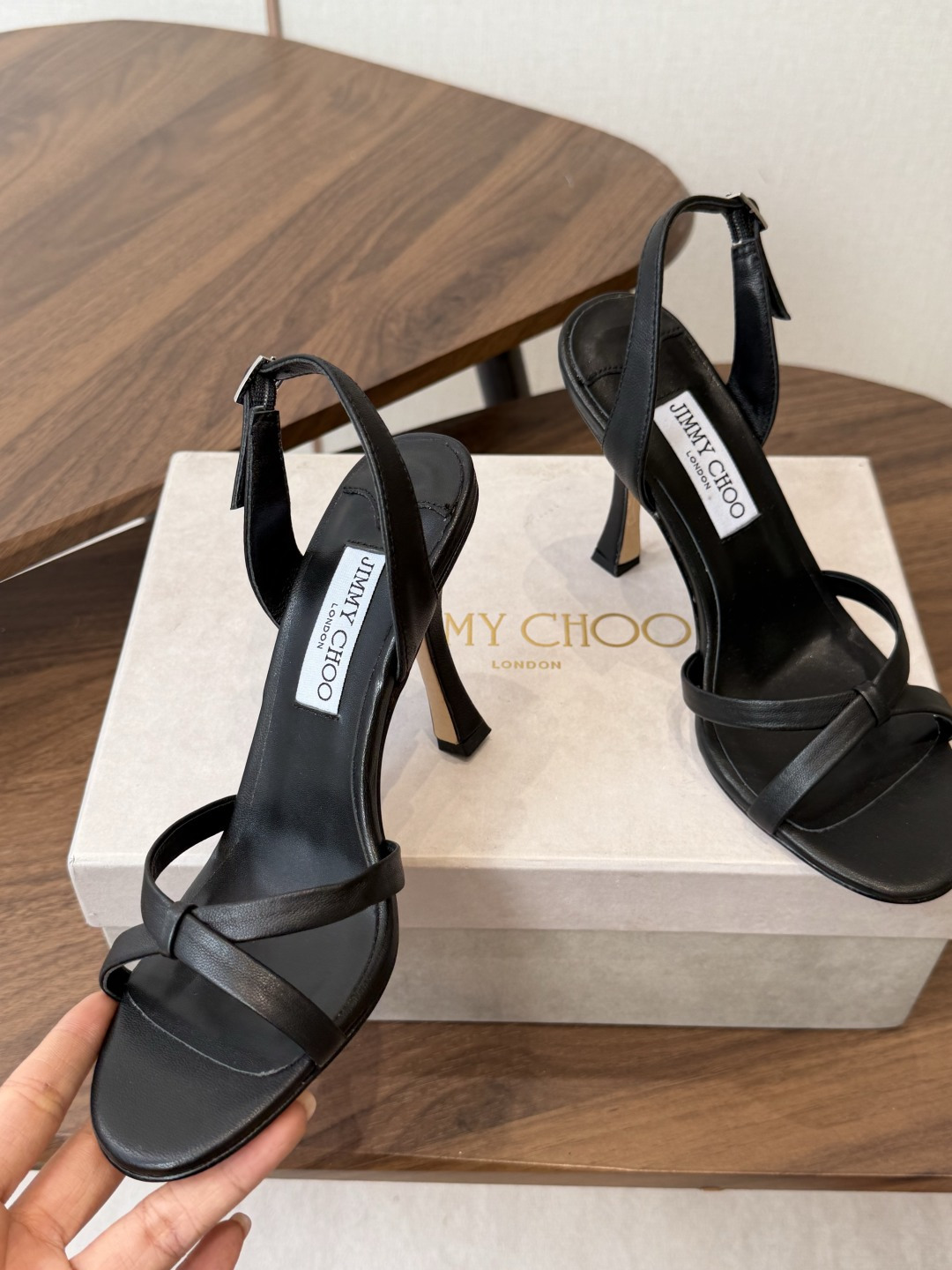 Jimmy Choo 26ss 春夏 系列JC新款 高跟拖鞋 凉鞋模糊鞋履与珠宝配饰之间的界线 鲜明 J Jimmy Choo 26ss 春夏 系列JC新款 高跟拖鞋 凉鞋模糊鞋履与珠宝配饰之间的界线 鲜明 J