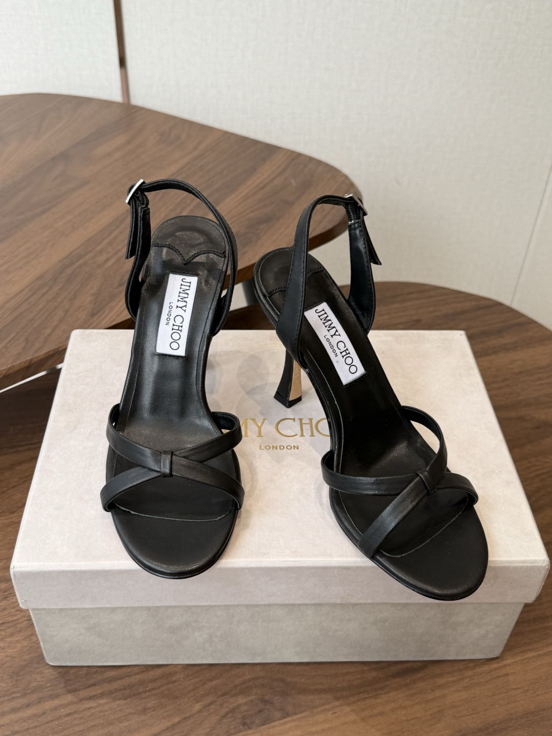 Jimmy Choo 26ss 春夏 系列JC新款 高跟拖鞋 凉鞋模糊鞋履与珠宝配饰之间的界线 鲜明 J Jimmy Choo 26ss 春夏 系列JC新款 高跟拖鞋 凉鞋模糊鞋履与珠宝配饰之间的界线 鲜明 J