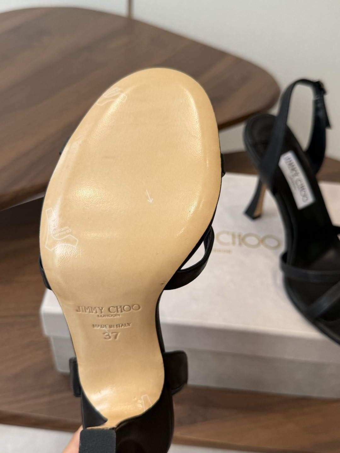 Jimmy Choo 26ss 春夏 系列JC新款 高跟拖鞋 凉鞋模糊鞋履与珠宝配饰之间的界线 鲜明 J Jimmy Choo 26ss 春夏 系列JC新款 高跟拖鞋 凉鞋模糊鞋履与珠宝配饰之间的界线 鲜明 J