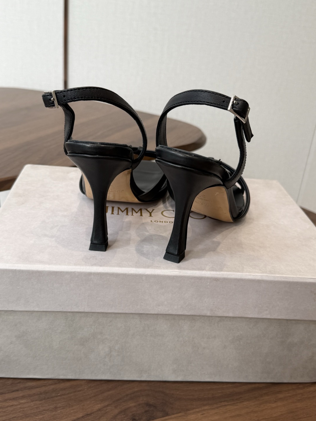 Jimmy Choo 26ss 春夏 系列JC新款 高跟拖鞋 凉鞋模糊鞋履与珠宝配饰之间的界线 鲜明 J Jimmy Choo 26ss 春夏 系列JC新款 高跟拖鞋 凉鞋模糊鞋履与珠宝配饰之间的界线 鲜明 J
