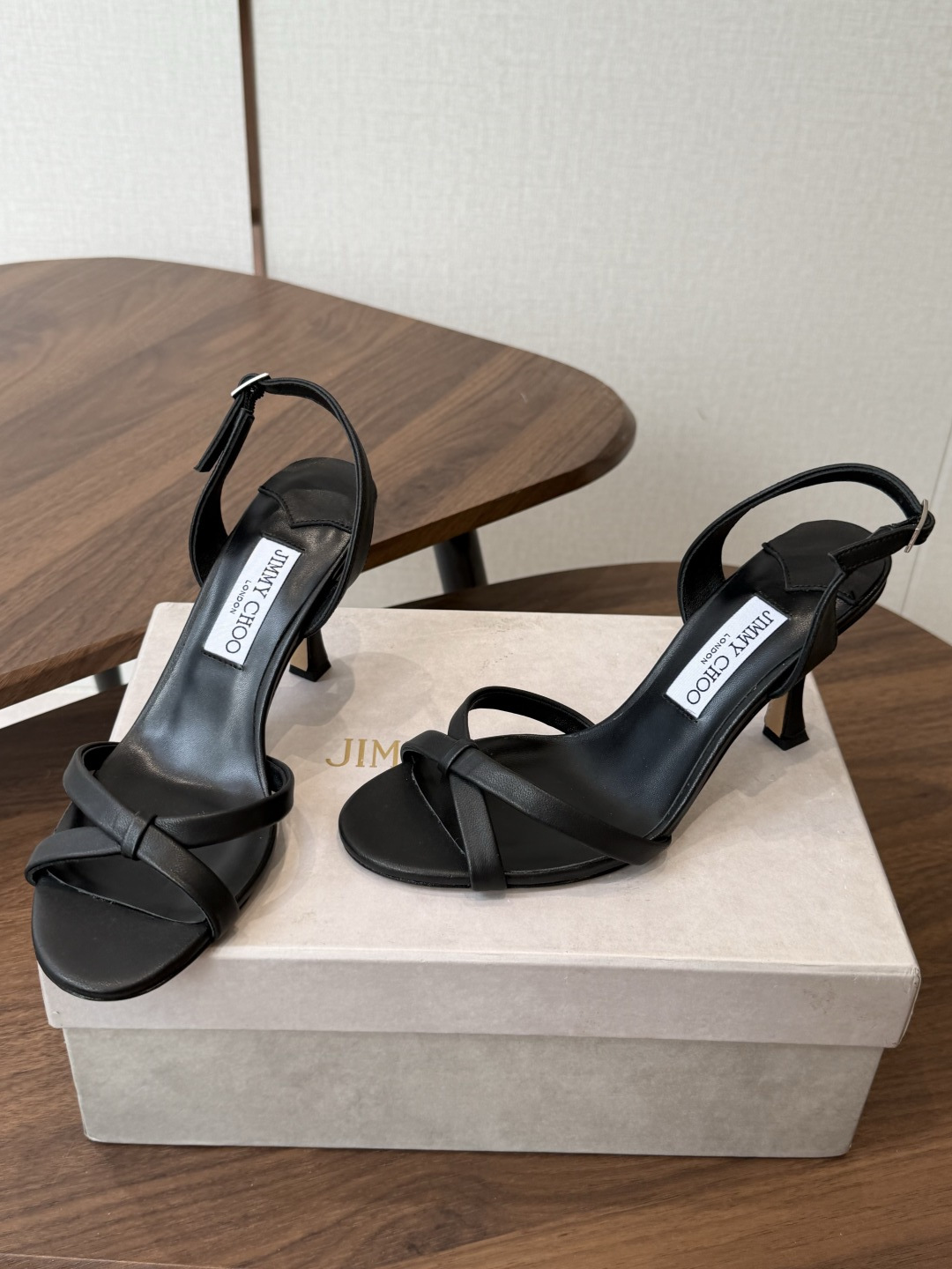 Jimmy Choo 26ss 春夏 系列JC新款 高跟拖鞋 凉鞋模糊鞋履与珠宝配饰之间的界线 鲜明 J Jimmy Choo 26ss 春夏 系列JC新款 高跟拖鞋 凉鞋模糊鞋履与珠宝配饰之间的界线 鲜明 J