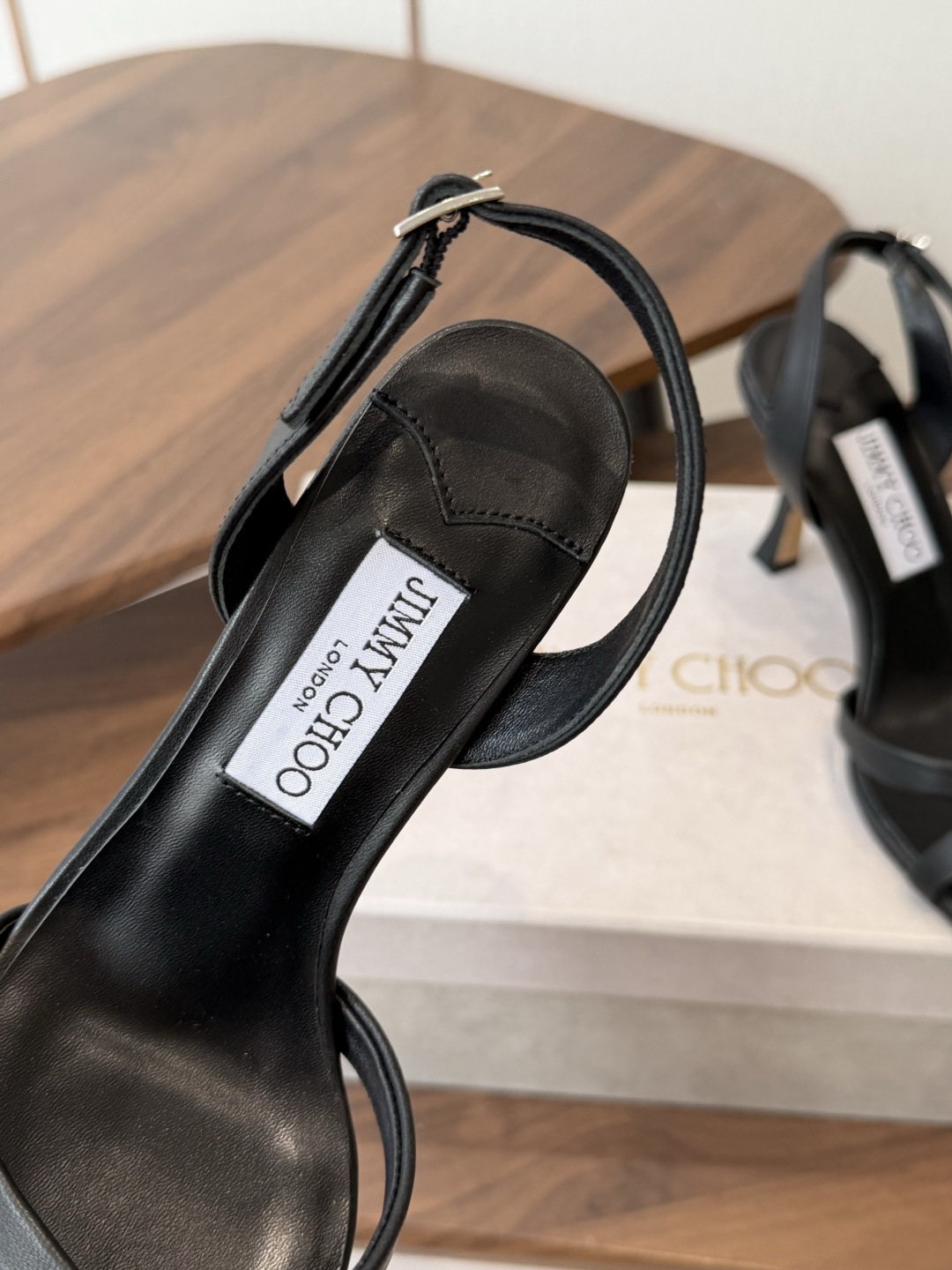 Jimmy Choo 26ss 春夏 系列JC新款 高跟拖鞋 凉鞋模糊鞋履与珠宝配饰之间的界线 鲜明 J Jimmy Choo 26ss 春夏 系列JC新款 高跟拖鞋 凉鞋模糊鞋履与珠宝配饰之间的界线 鲜明 J