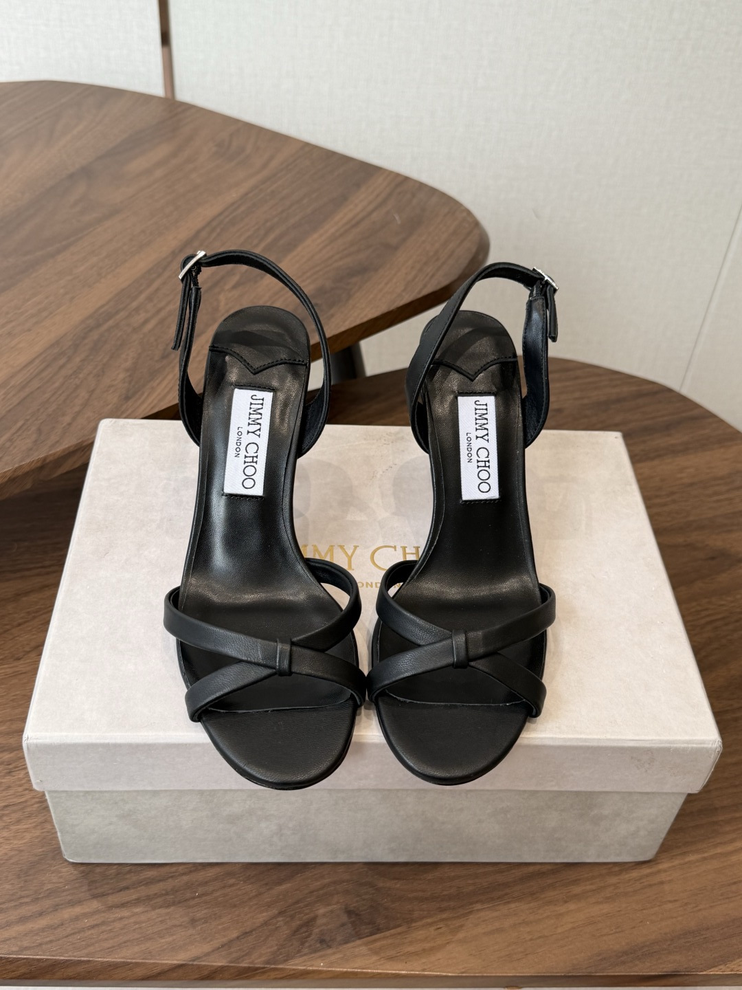 Jimmy Choo 26ss 春夏 系列JC新款 高跟拖鞋 凉鞋模糊鞋履与珠宝配饰之间的界线 鲜明 J