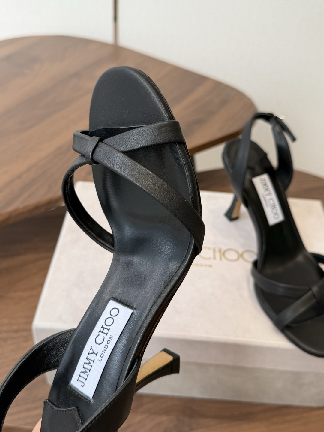 Jimmy Choo 26ss 春夏 系列JC新款 高跟拖鞋 凉鞋模糊鞋履与珠宝配饰之间的界线 鲜明 J Jimmy Choo 26ss 春夏 系列JC新款 高跟拖鞋 凉鞋模糊鞋履与珠宝配饰之间的界线 鲜明 J