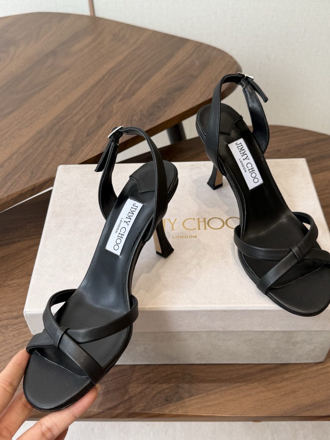 Jimmy Choo 26ss 春夏 系列JC新款 高跟拖鞋 凉鞋模糊鞋履与珠宝配饰之间的界线 鲜明 J Jimmy Choo 26ss 春夏 系列JC新款 高跟拖鞋 凉鞋模糊鞋履与珠宝配饰之间的界线 鲜明 J