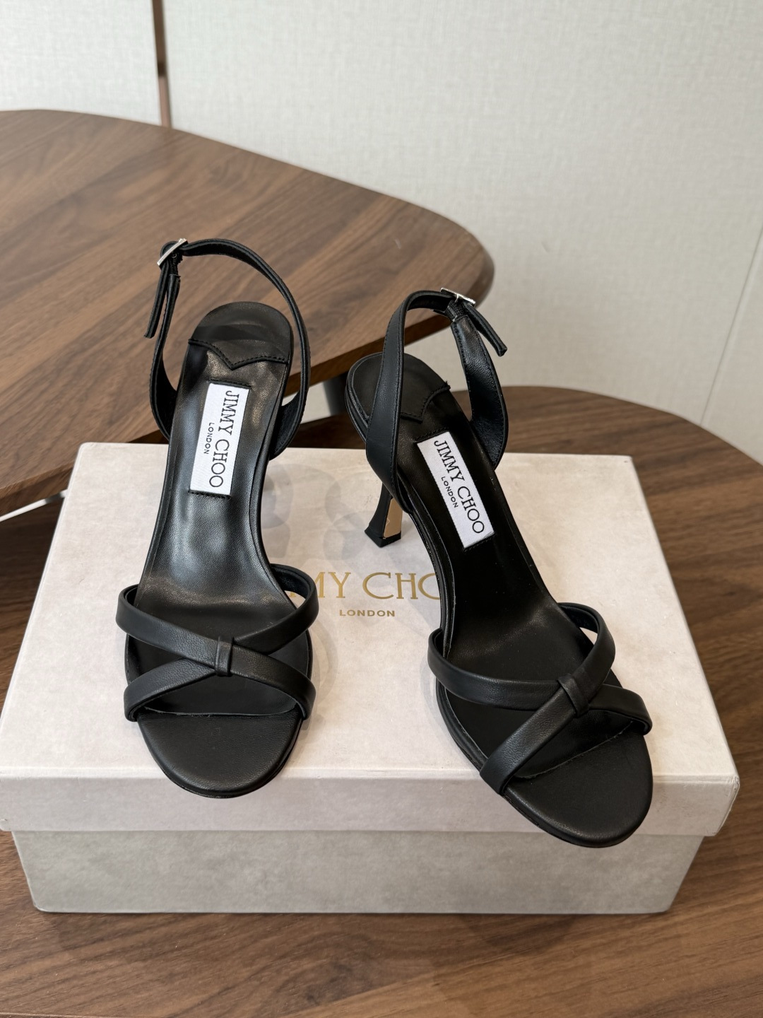 Jimmy Choo 26ss 春夏 系列JC新款 高跟拖鞋 凉鞋模糊鞋履与珠宝配饰之间的界线 鲜明 J Jimmy Choo 26ss 春夏 系列JC新款 高跟拖鞋 凉鞋模糊鞋履与珠宝配饰之间的界线 鲜明 J