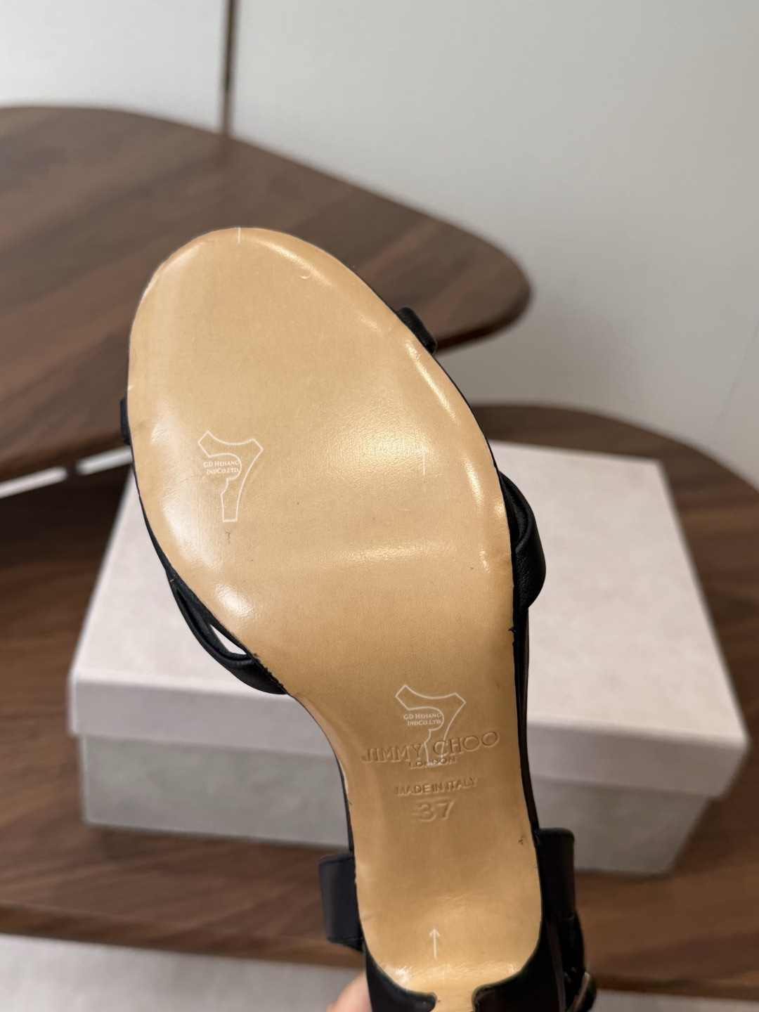 Jimmy Choo 26ss 春夏 系列JC新款 高跟拖鞋 凉鞋模糊鞋履与珠宝配饰之间的界线 鲜明 J Jimmy Choo 26ss 春夏 系列JC新款 高跟拖鞋 凉鞋模糊鞋履与珠宝配饰之间的界线 鲜明 J