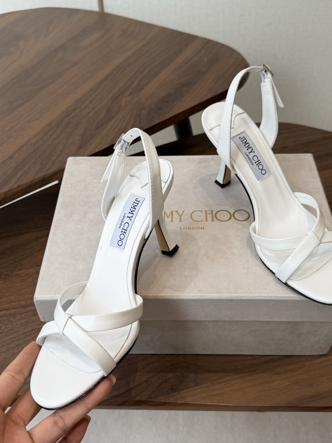 Jimmy Choo 26ss 春夏 系列JC新款 高跟拖鞋 凉鞋模糊鞋履与珠宝配饰之间的界线 鲜明 J Jimmy Choo 26ss 春夏 系列JC新款 高跟拖鞋 凉鞋模糊鞋履与珠宝配饰之间的界线 鲜明 J