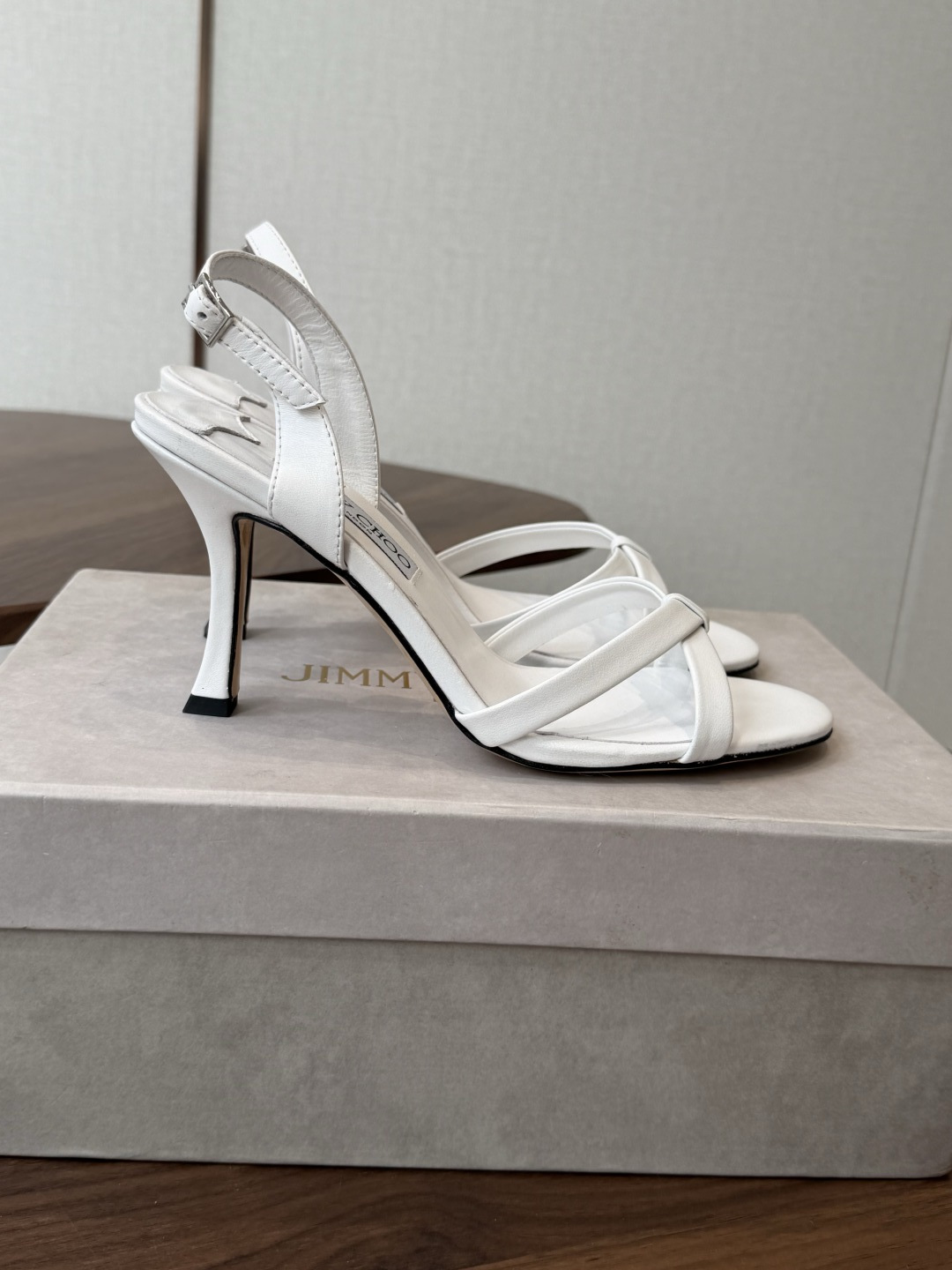 Jimmy Choo 26ss 春夏 系列JC新款 高跟拖鞋 凉鞋模糊鞋履与珠宝配饰之间的界线 鲜明 J Jimmy Choo 26ss 春夏 系列JC新款 高跟拖鞋 凉鞋模糊鞋履与珠宝配饰之间的界线 鲜明 J