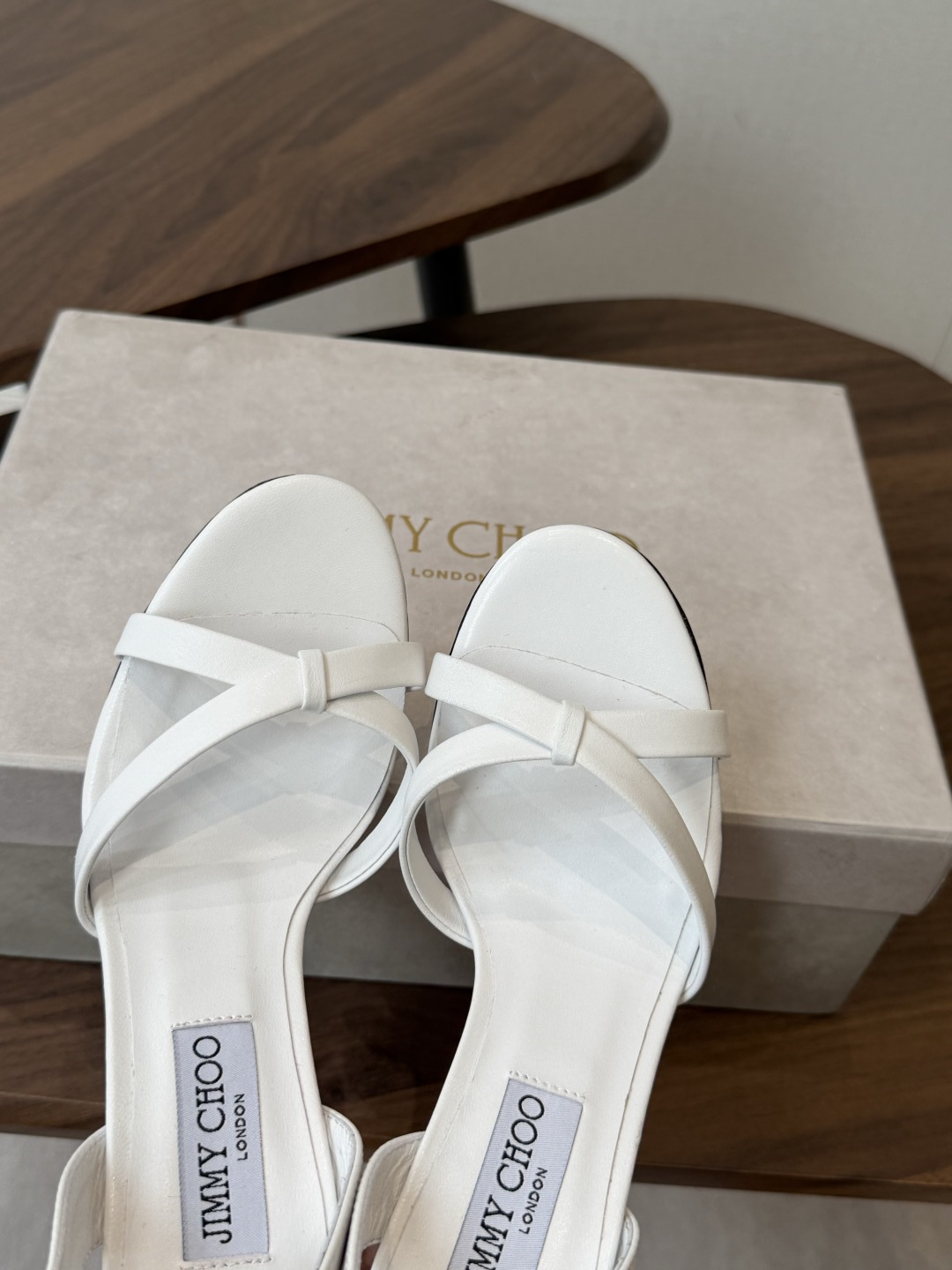 Jimmy Choo 26ss 春夏 系列JC新款 高跟拖鞋 凉鞋模糊鞋履与珠宝配饰之间的界线 鲜明 J Jimmy Choo 26ss 春夏 系列JC新款 高跟拖鞋 凉鞋模糊鞋履与珠宝配饰之间的界线 鲜明 J