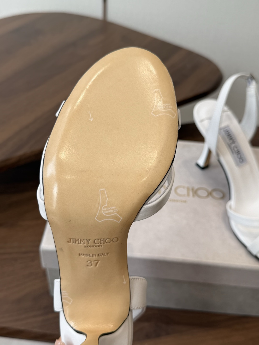 Jimmy Choo 26ss 春夏 系列JC新款 高跟拖鞋 凉鞋模糊鞋履与珠宝配饰之间的界线 鲜明 J Jimmy Choo 26ss 春夏 系列JC新款 高跟拖鞋 凉鞋模糊鞋履与珠宝配饰之间的界线 鲜明 J