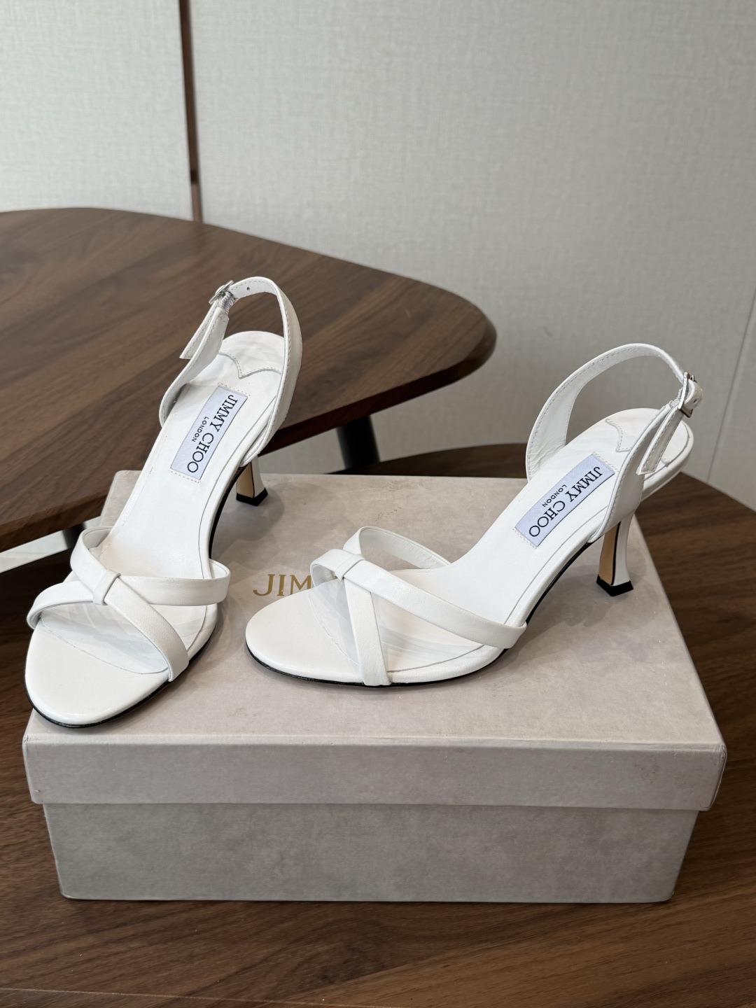 Jimmy Choo 26ss 春夏 系列JC新款 高跟拖鞋 凉鞋模糊鞋履与珠宝配饰之间的界线 鲜明 J Jimmy Choo 26ss 春夏 系列JC新款 高跟拖鞋 凉鞋模糊鞋履与珠宝配饰之间的界线 鲜明 J