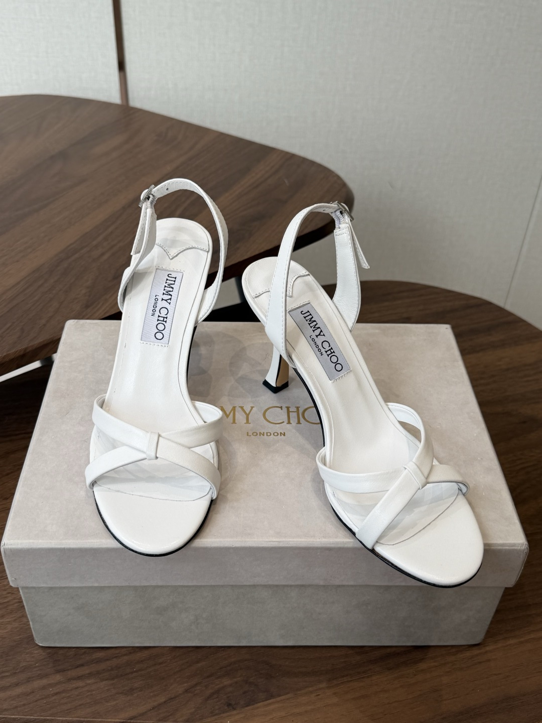 Jimmy Choo 26ss 春夏 系列JC新款 高跟拖鞋 凉鞋模糊鞋履与珠宝配饰之间的界线 鲜明 J Jimmy Choo 26ss 春夏 系列JC新款 高跟拖鞋 凉鞋模糊鞋履与珠宝配饰之间的界线 鲜明 J