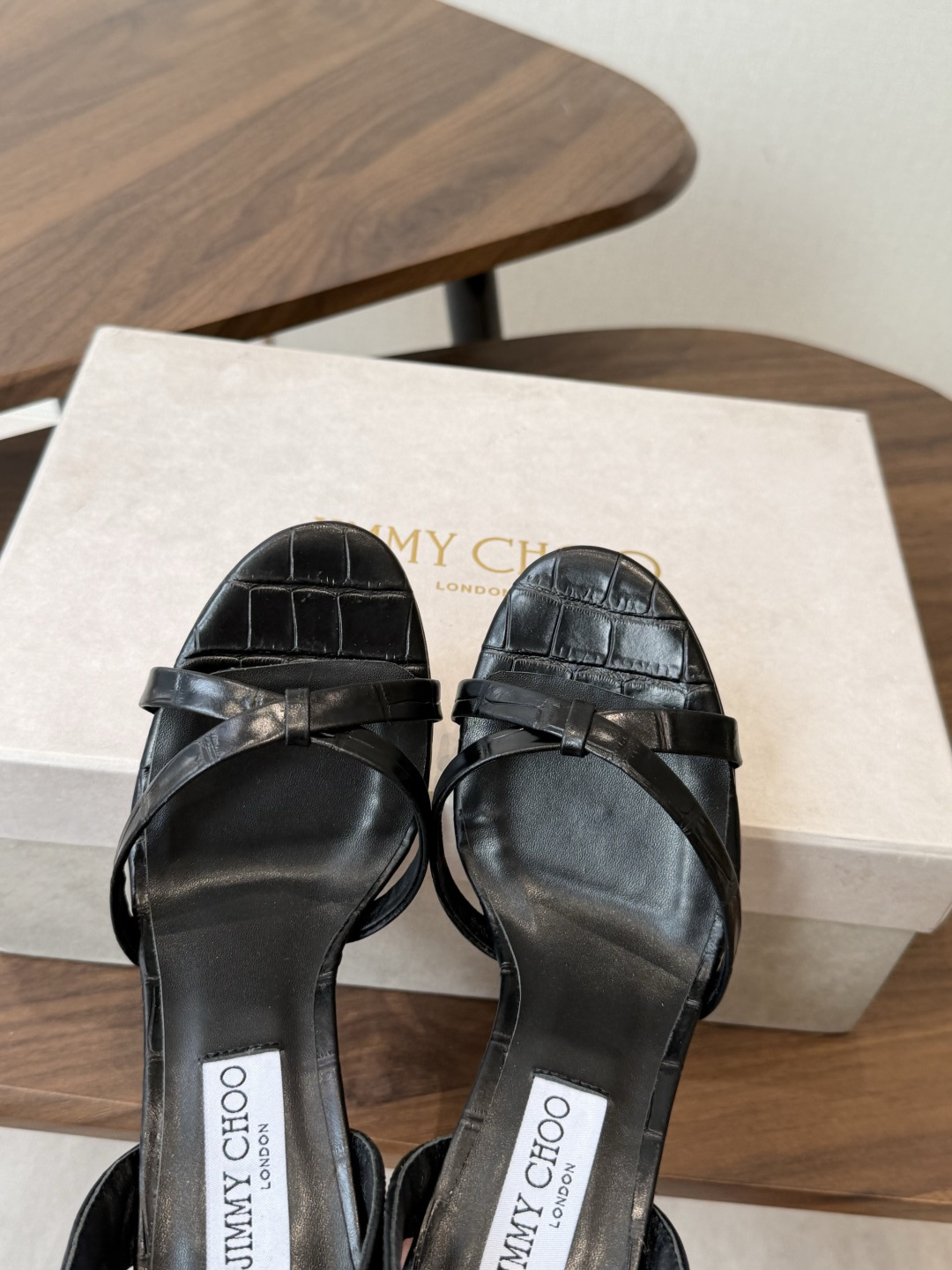 Jimmy Choo 26ss 春夏 系列JC新款 高跟拖鞋 凉鞋模糊鞋履与珠宝配饰之间的界线 鲜明 J Jimmy Choo 26ss 春夏 系列JC新款 高跟拖鞋 凉鞋模糊鞋履与珠宝配饰之间的界线 鲜明 J