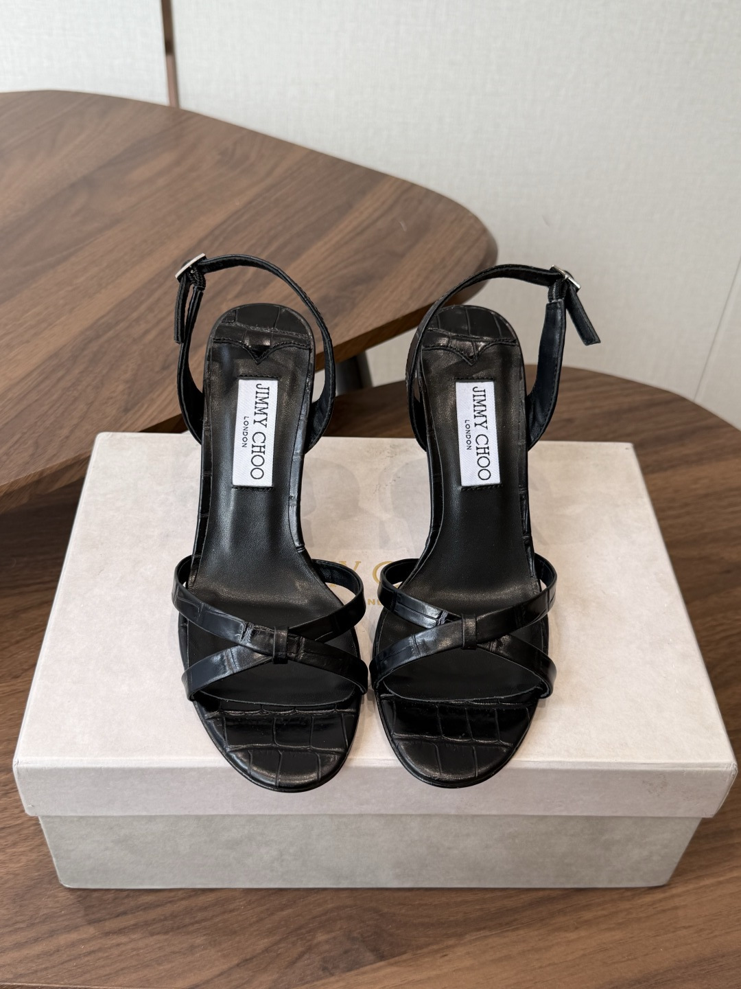Jimmy Choo 26ss 春夏 系列JC新款 高跟拖鞋 凉鞋模糊鞋履与珠宝配饰之间的界线 鲜明 J