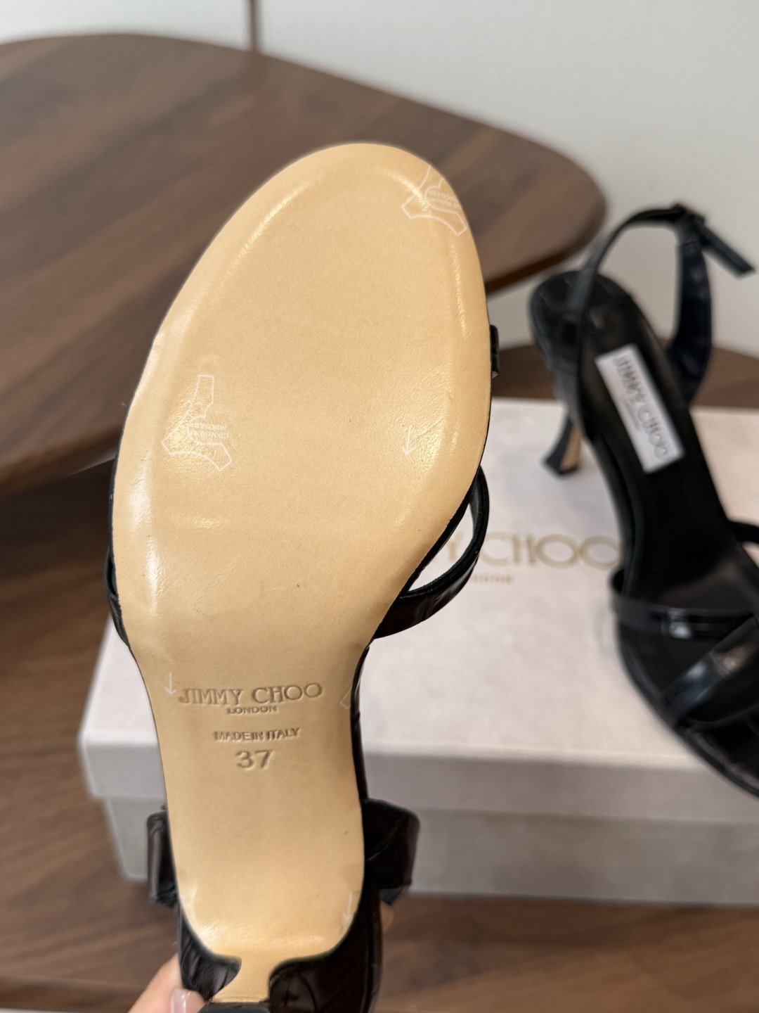 Jimmy Choo 26ss 春夏 系列JC新款 高跟拖鞋 凉鞋模糊鞋履与珠宝配饰之间的界线 鲜明 J Jimmy Choo 26ss 春夏 系列JC新款 高跟拖鞋 凉鞋模糊鞋履与珠宝配饰之间的界线 鲜明 J