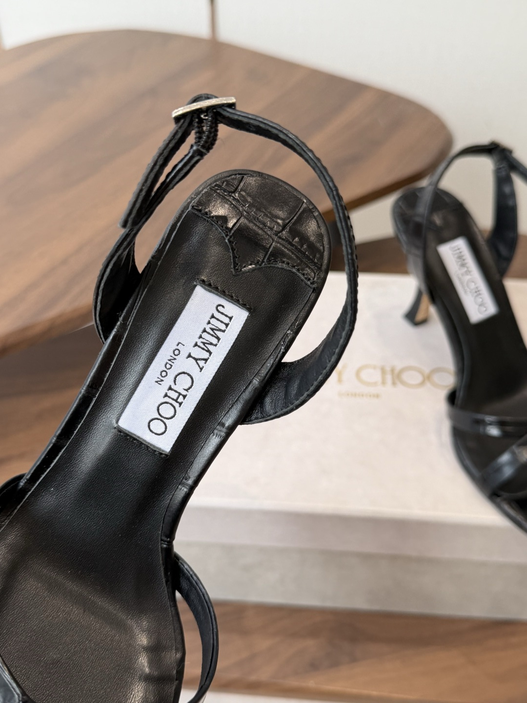 Jimmy Choo 26ss 春夏 系列JC新款 高跟拖鞋 凉鞋模糊鞋履与珠宝配饰之间的界线 鲜明 J Jimmy Choo 26ss 春夏 系列JC新款 高跟拖鞋 凉鞋模糊鞋履与珠宝配饰之间的界线 鲜明 J