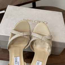 Jimmy Choo 26ss 春夏 系列JC新款 高跟拖鞋 凉鞋模糊鞋履与珠宝配饰之间的界线 鲜明 J Jimmy Choo 26ss 春夏 系列JC新款 高跟拖鞋 凉鞋模糊鞋履与珠宝配饰之间的界线 鲜明 J