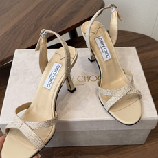 Jimmy Choo 26ss 春夏 系列JC新款 高跟拖鞋 凉鞋模糊鞋履与珠宝配饰之间的界线 鲜明 J Jimmy Choo 26ss 春夏 系列JC新款 高跟拖鞋 凉鞋模糊鞋履与珠宝配饰之间的界线 鲜明 J