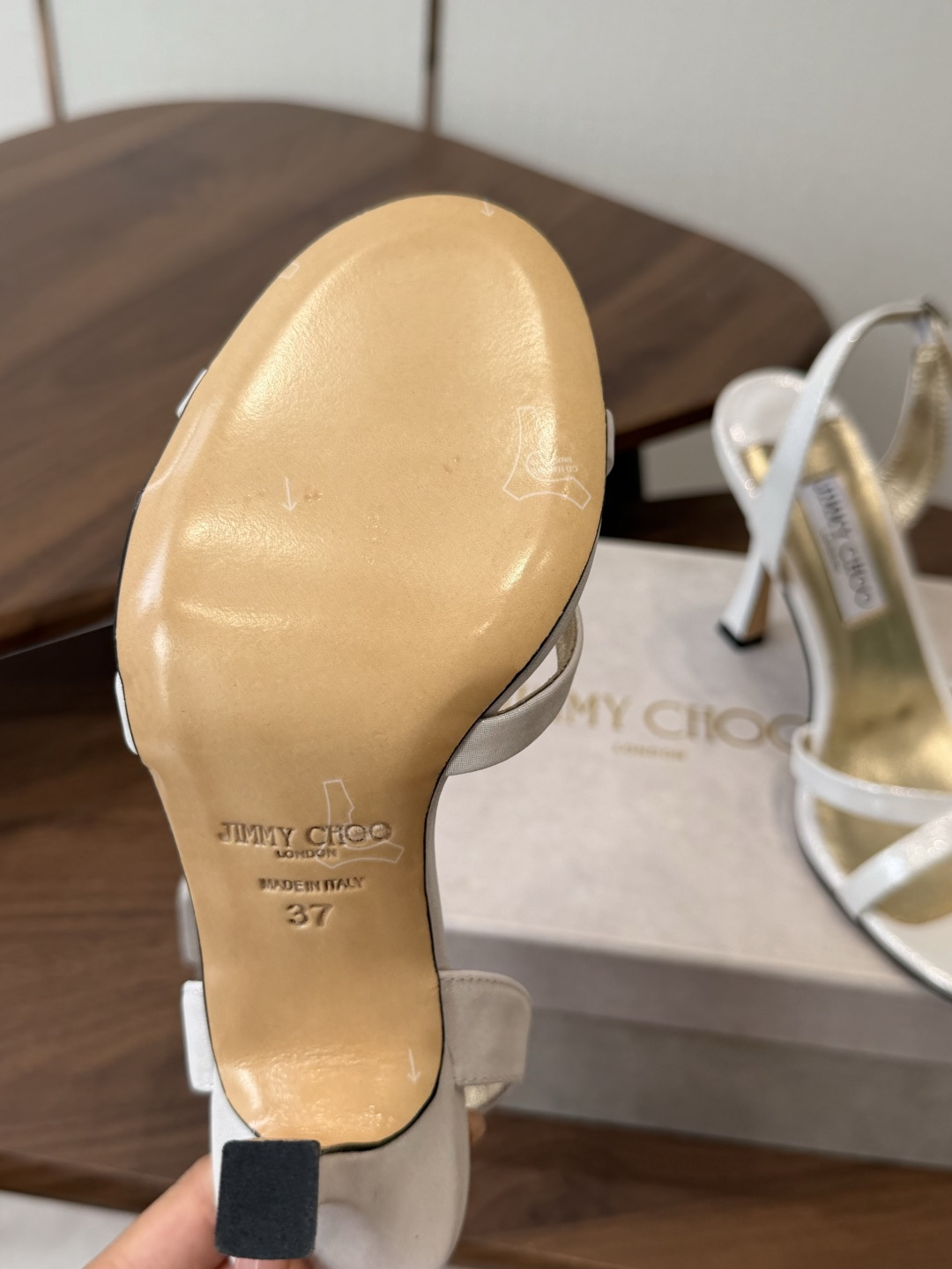Jimmy Choo 26ss 春夏 系列JC新款 高跟拖鞋 凉鞋模糊鞋履与珠宝配饰之间的界线 鲜明 J Jimmy Choo 26ss 春夏 系列JC新款 高跟拖鞋 凉鞋模糊鞋履与珠宝配饰之间的界线 鲜明 J
