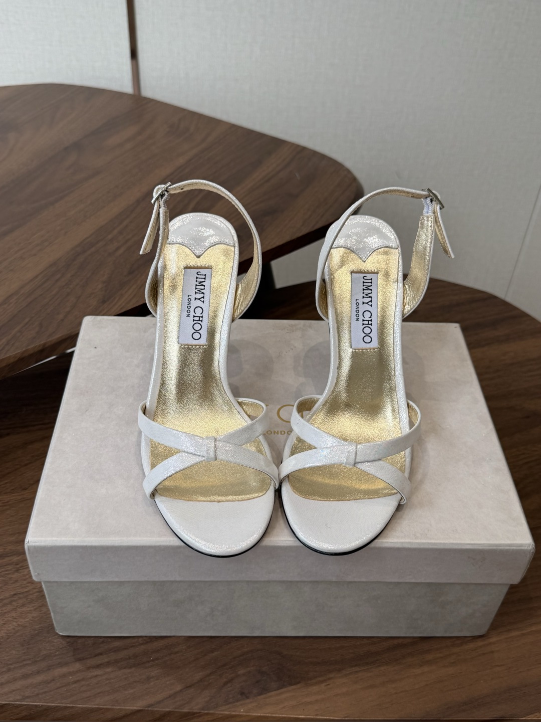 NO:875084,Jimmy Choo 26ss spring and summer series JC new high-heeled slippers and sandals blur the line between shoes and jewelry accessories. Distinctive Jimmy Choo style design. Exquisite and graceful draping, just like wearing an elegant ankle chain for slender feet. There are also many exquisite crystal pendants on the heel line to highlight the unique shoe shape. The round toe is paired with an 8cm slender high heel, which is fashionable and eye-catching and unforgettable. Sheepskin upper, padded sheepskin lining  Italian genuine leather outsole Height: 8.5/10.5CM Size35-42 (40 41 42 customized, non-returnable), high heels and sandals, jimmy choo, sandals, high heels, slippers, sheepskin, Leather soles19860909Jimmy Choo 26ss 春夏 系列JC新款 高跟拖鞋 凉鞋 模糊鞋履与珠宝配饰之间的界线 鲜明 Jimmy Choo 风格设计. 精美上优美悬垂,宛如为纤足戴上优雅踝链.另有多颗精美水晶垂饰后跟线,突显别致鞋型,圆头头配以 8厘米纤细高跟,时髦吸睛,令人难以忘怀 鞋面羊皮 内里垫脚羊皮 意大利真皮大底 高度:8.5/10.5CM Size35-42（40 41 42订做不退换）,高跟鞋凉鞋,jimmy choo,sandals,high heels,slippers,sheepskin,Leather soles,Women's Shoes