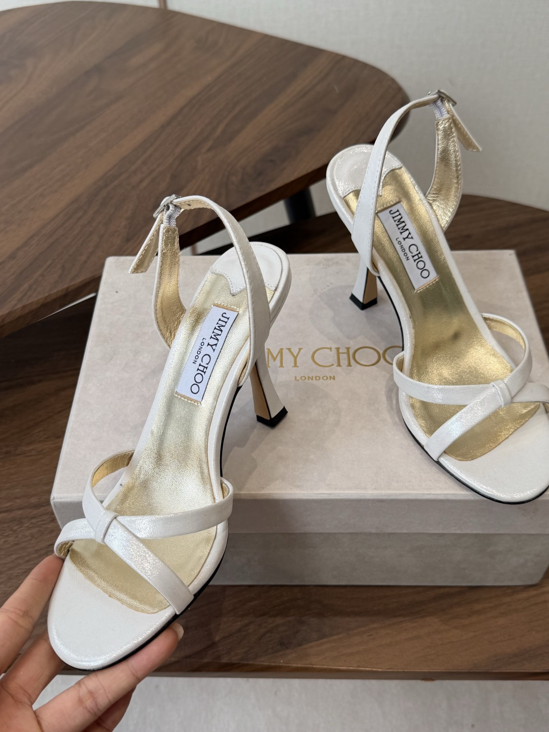 Jimmy Choo 26ss 春夏 系列JC新款 高跟拖鞋 凉鞋模糊鞋履与珠宝配饰之间的界线 鲜明 J Jimmy Choo 26ss 春夏 系列JC新款 高跟拖鞋 凉鞋模糊鞋履与珠宝配饰之间的界线 鲜明 J