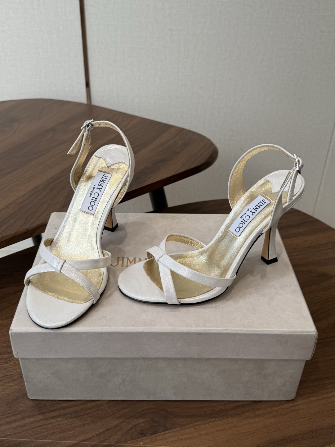 Jimmy Choo 26ss 春夏 系列JC新款 高跟拖鞋 凉鞋模糊鞋履与珠宝配饰之间的界线 鲜明 J Jimmy Choo 26ss 春夏 系列JC新款 高跟拖鞋 凉鞋模糊鞋履与珠宝配饰之间的界线 鲜明 J