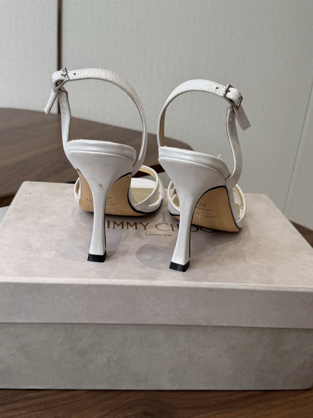Jimmy Choo 26ss 春夏 系列JC新款 高跟拖鞋 凉鞋模糊鞋履与珠宝配饰之间的界线 鲜明 J Jimmy Choo 26ss 春夏 系列JC新款 高跟拖鞋 凉鞋模糊鞋履与珠宝配饰之间的界线 鲜明 J