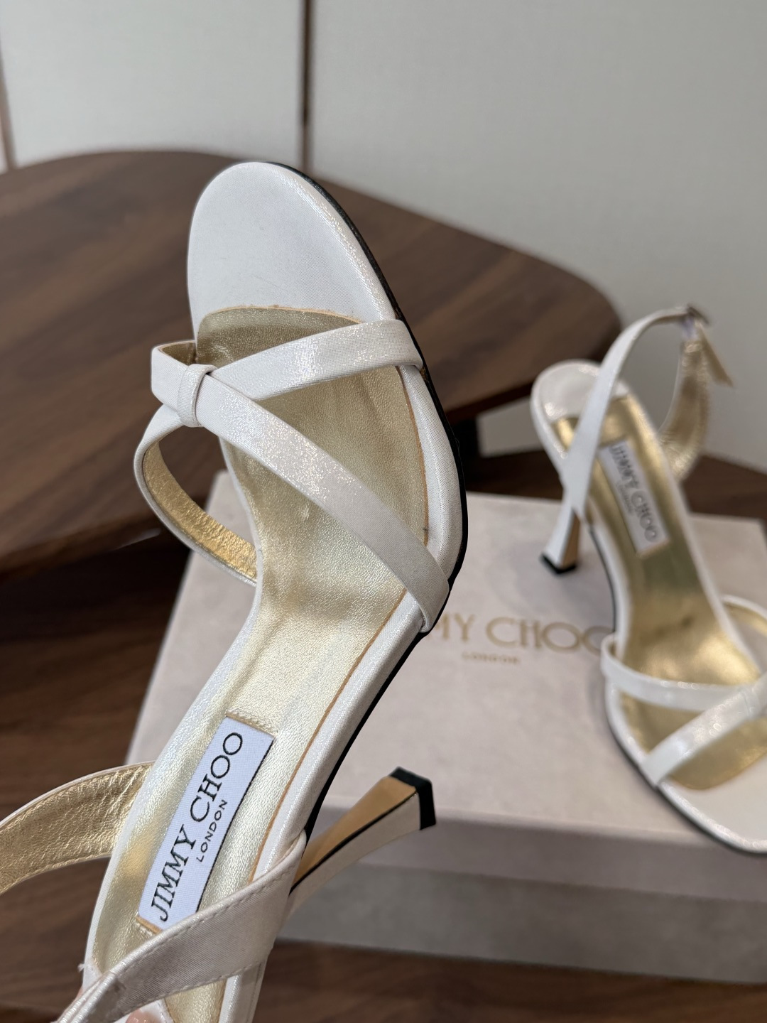 Jimmy Choo 26ss 春夏 系列JC新款 高跟拖鞋 凉鞋模糊鞋履与珠宝配饰之间的界线 鲜明 J Jimmy Choo 26ss 春夏 系列JC新款 高跟拖鞋 凉鞋模糊鞋履与珠宝配饰之间的界线 鲜明 J