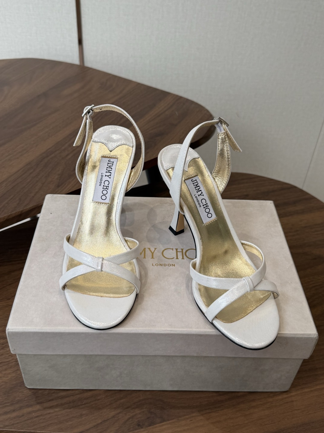 Jimmy Choo 26ss 春夏 系列JC新款 高跟拖鞋 凉鞋模糊鞋履与珠宝配饰之间的界线 鲜明 J Jimmy Choo 26ss 春夏 系列JC新款 高跟拖鞋 凉鞋模糊鞋履与珠宝配饰之间的界线 鲜明 J