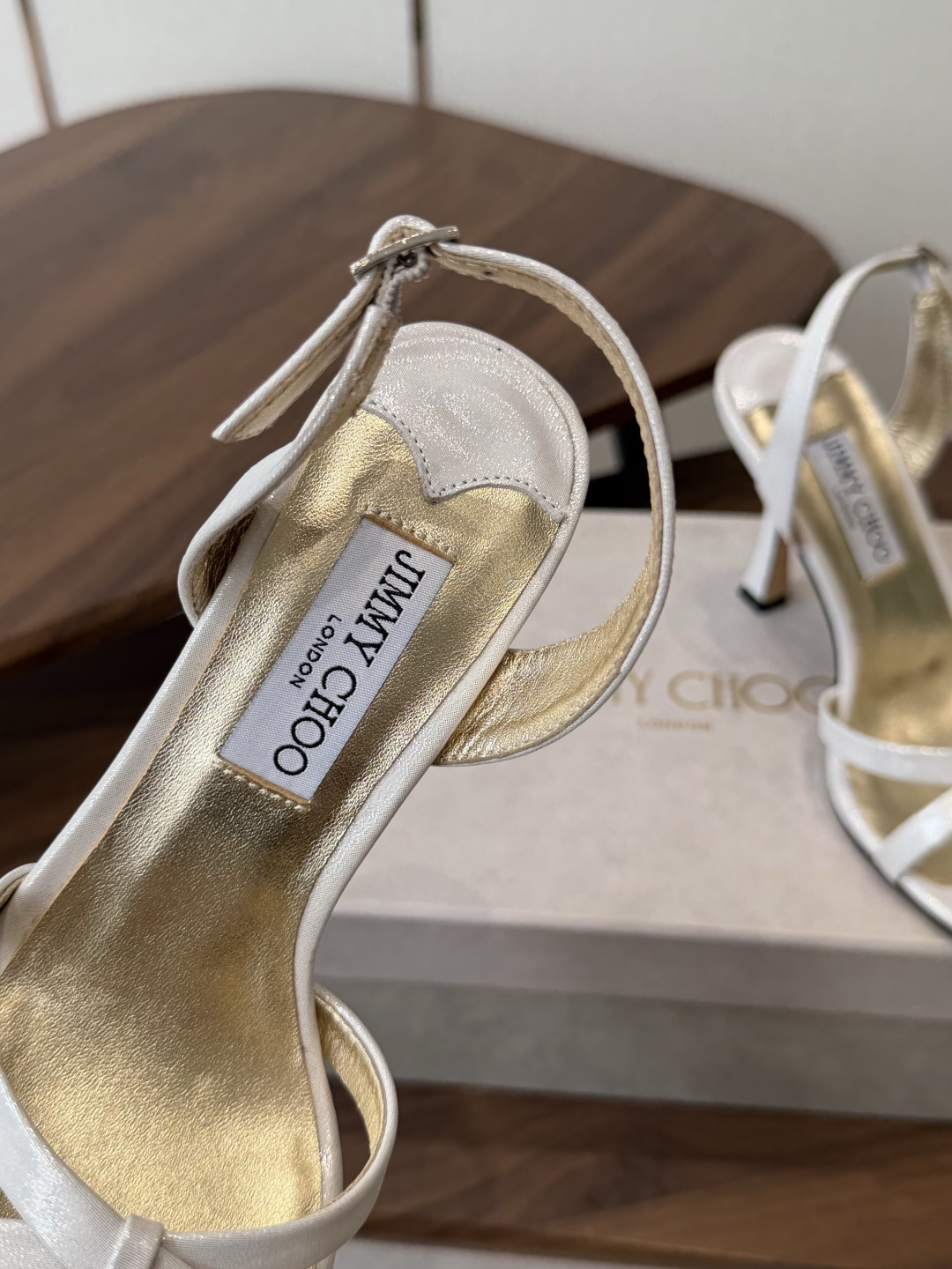 Jimmy Choo 26ss 春夏 系列JC新款 高跟拖鞋 凉鞋模糊鞋履与珠宝配饰之间的界线 鲜明 J Jimmy Choo 26ss 春夏 系列JC新款 高跟拖鞋 凉鞋模糊鞋履与珠宝配饰之间的界线 鲜明 J