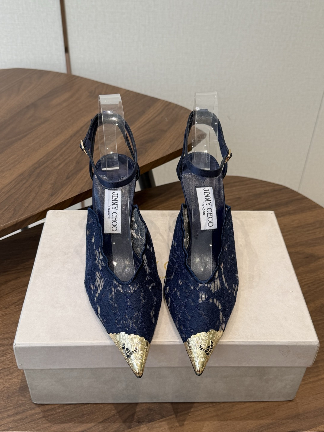 Jimmy Choo jc  周仰杰  新款蕾丝高跟鞋，这对复古小蕾丝，绝对是鞋柜C位的不二之选！它不只