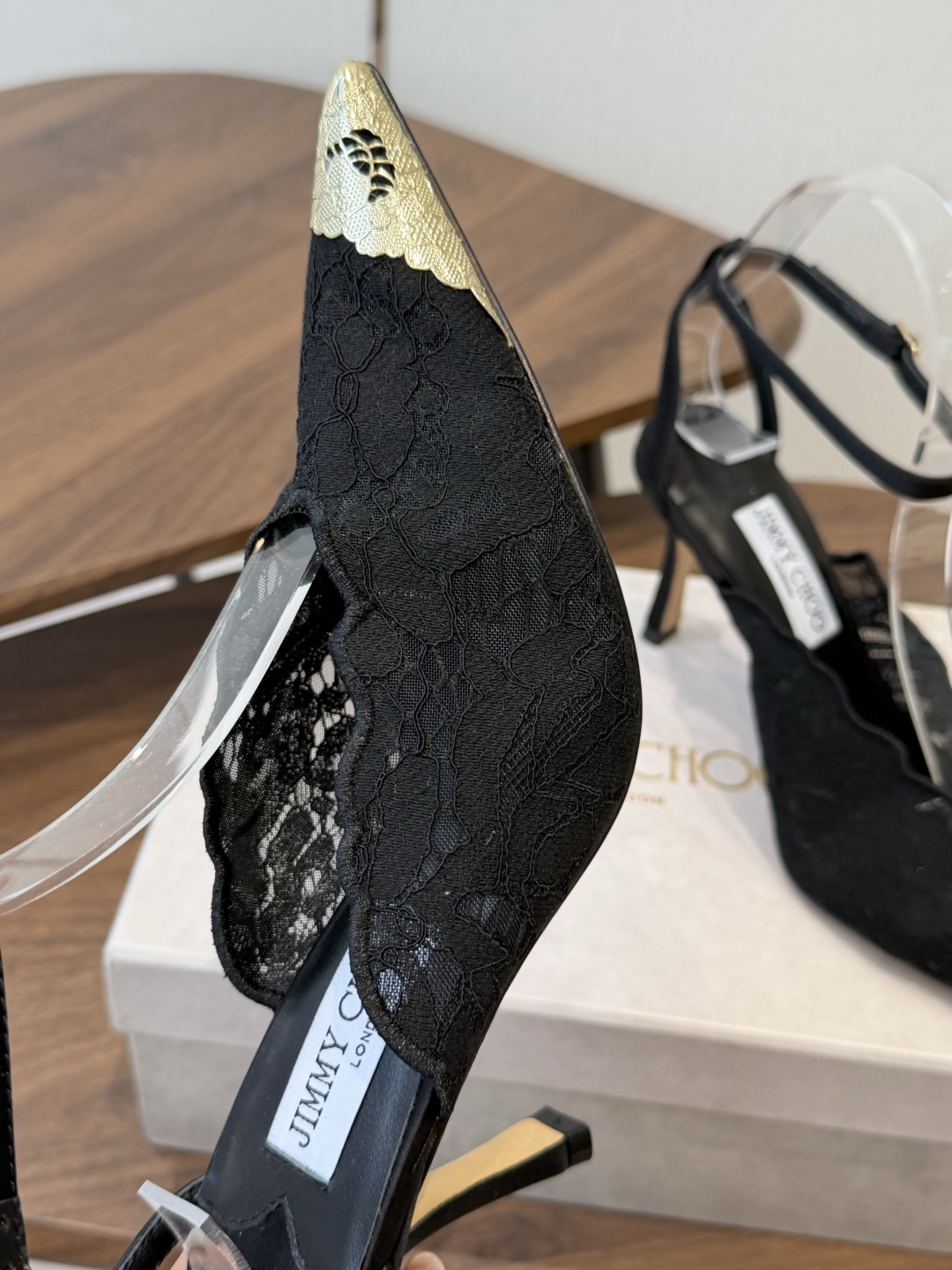 Jimmy Choo jc 周仰杰 新款蕾丝高跟鞋,这对复古小蕾丝,绝对是鞋柜C位的不二之选!它不只 Jimmy Choo jc 周仰杰 新款蕾丝高跟鞋,这对复古小蕾丝,绝对是鞋柜C位的不二之选!它不只