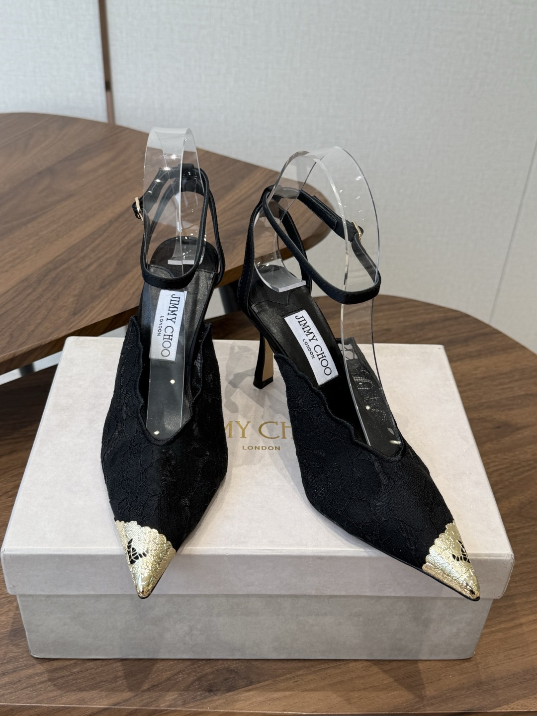 Jimmy Choo jc 周仰杰 新款蕾丝高跟鞋,这对复古小蕾丝,绝对是鞋柜C位的不二之选!它不只 Jimmy Choo jc 周仰杰 新款蕾丝高跟鞋,这对复古小蕾丝,绝对是鞋柜C位的不二之选!它不只