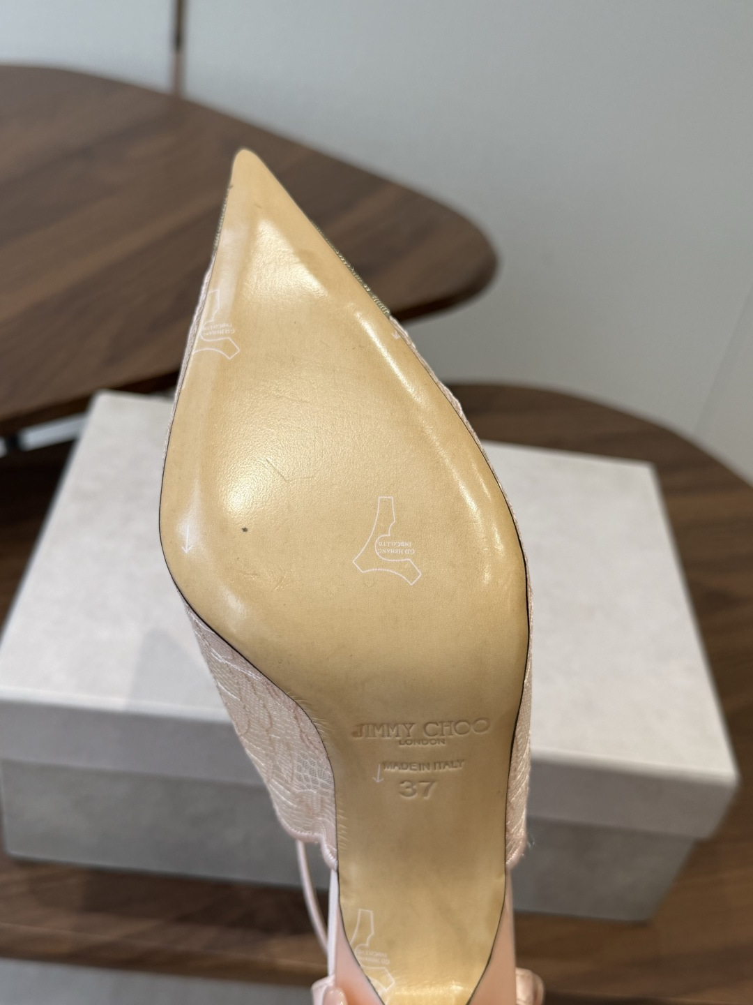 Jimmy Choo jc  周仰杰  新款蕾丝高跟鞋，这对复古小蕾丝，绝对是鞋柜C位的不二之选！它不只