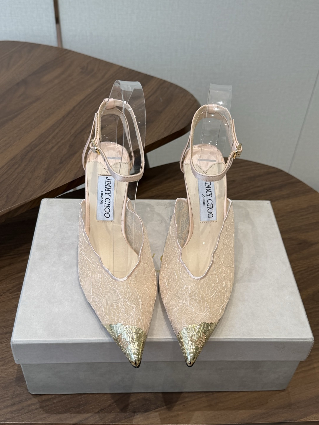 Jimmy Choo jc  周仰杰  新款蕾丝高跟鞋，这对复古小蕾丝，绝对是鞋柜C位的不二之选！它不只