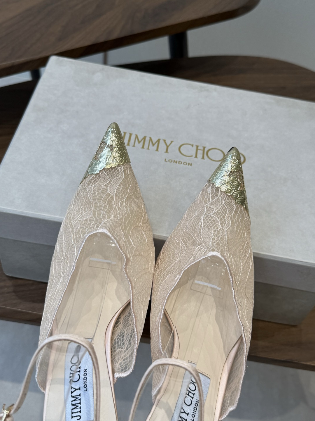 Jimmy Choo jc  周仰杰  新款蕾丝高跟鞋，这对复古小蕾丝，绝对是鞋柜C位的不二之选！它不只