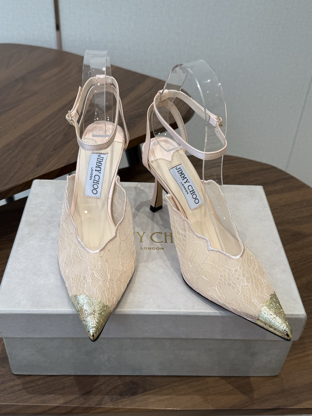 Jimmy Choo jc  周仰杰  新款蕾丝高跟鞋，这对复古小蕾丝，绝对是鞋柜C位的不二之选！它不只