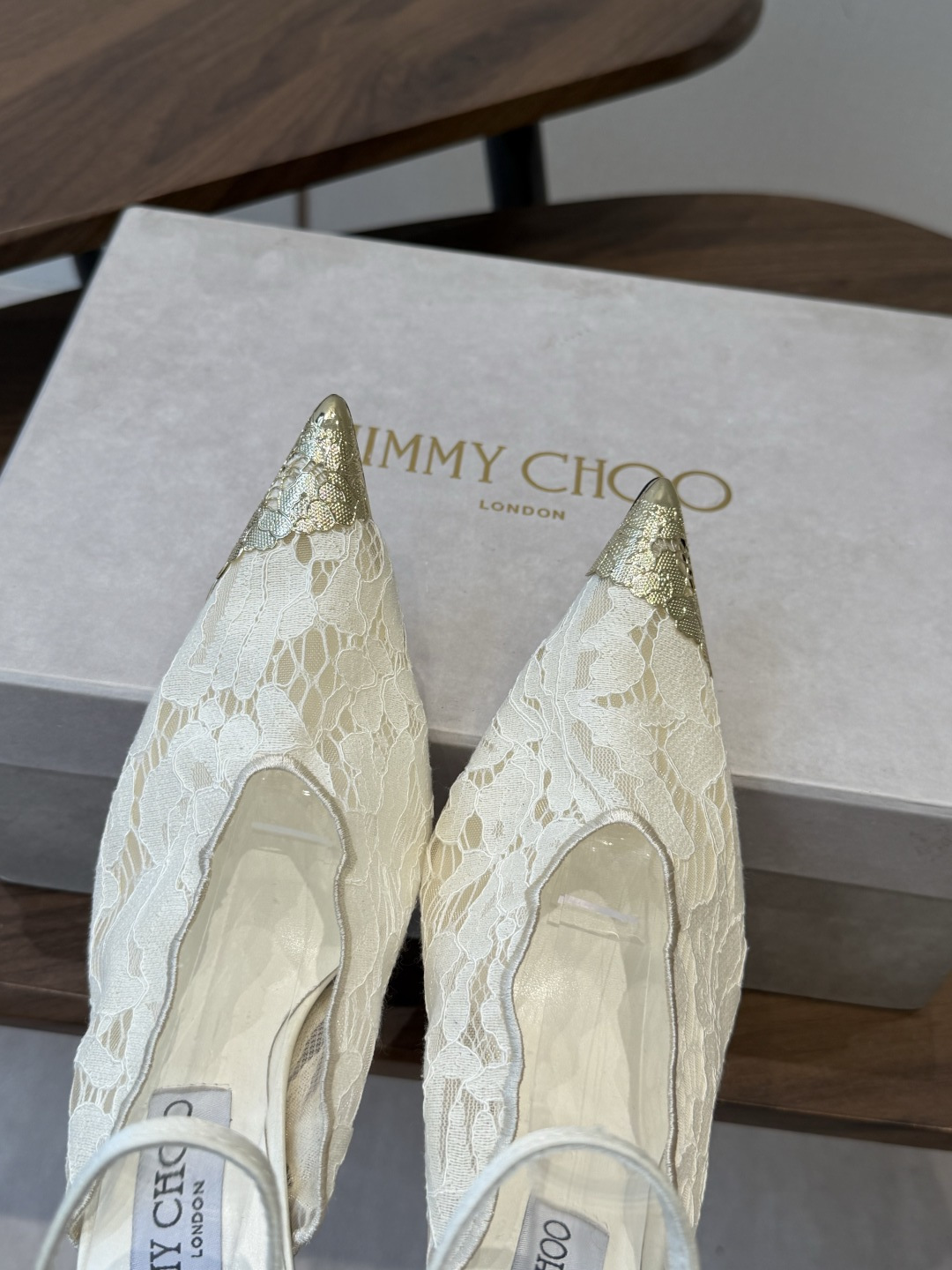 Jimmy Choo jc 周仰杰 新款蕾丝高跟鞋,这对复古小蕾丝,绝对是鞋柜C位的不二之选!它不只 Jimmy Choo jc 周仰杰 新款蕾丝高跟鞋,这对复古小蕾丝,绝对是鞋柜C位的不二之选!它不只