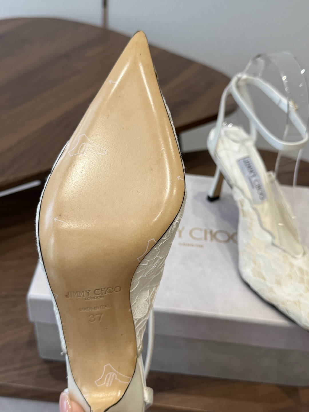 Jimmy Choo jc 周仰杰 新款蕾丝高跟鞋,这对复古小蕾丝,绝对是鞋柜C位的不二之选!它不只 Jimmy Choo jc 周仰杰 新款蕾丝高跟鞋,这对复古小蕾丝,绝对是鞋柜C位的不二之选!它不只