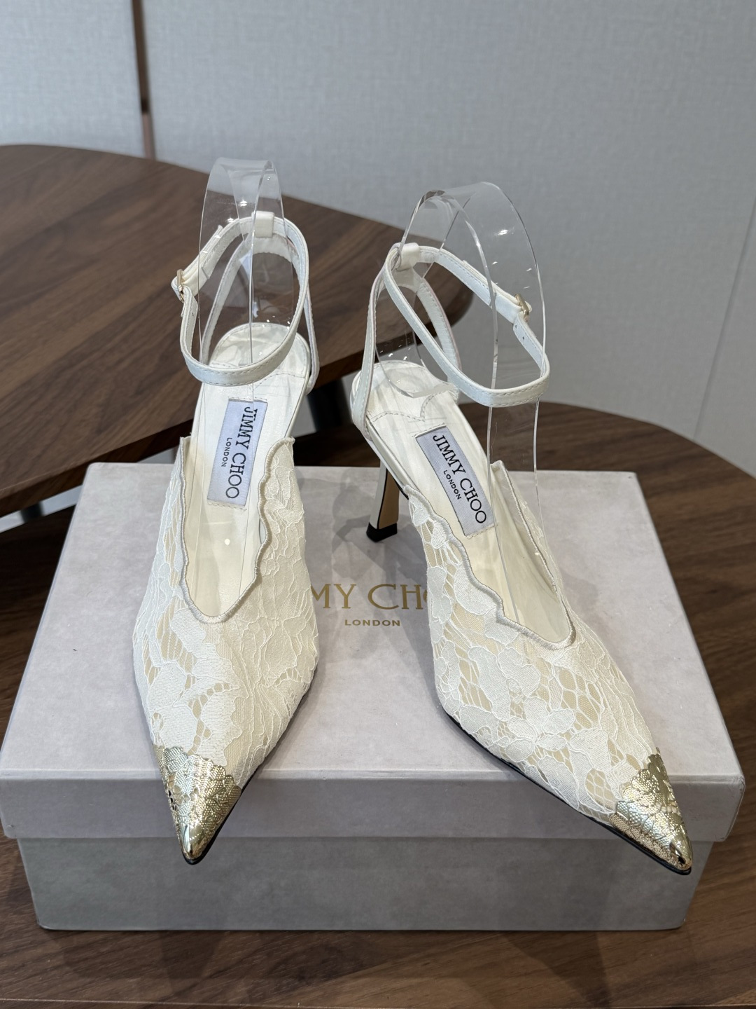 Jimmy Choo jc 周仰杰 新款蕾丝高跟鞋,这对复古小蕾丝,绝对是鞋柜C位的不二之选!它不只 Jimmy Choo jc 周仰杰 新款蕾丝高跟鞋,这对复古小蕾丝,绝对是鞋柜C位的不二之选!它不只