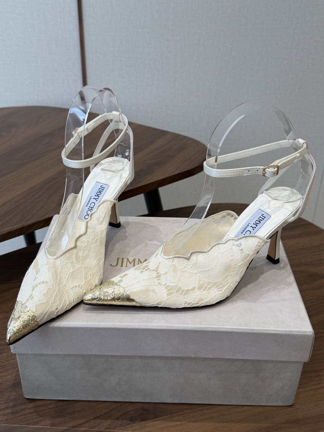 Jimmy Choo jc 周仰杰 新款蕾丝高跟鞋,这对复古小蕾丝,绝对是鞋柜C位的不二之选!它不只 Jimmy Choo jc 周仰杰 新款蕾丝高跟鞋,这对复古小蕾丝,绝对是鞋柜C位的不二之选!它不只