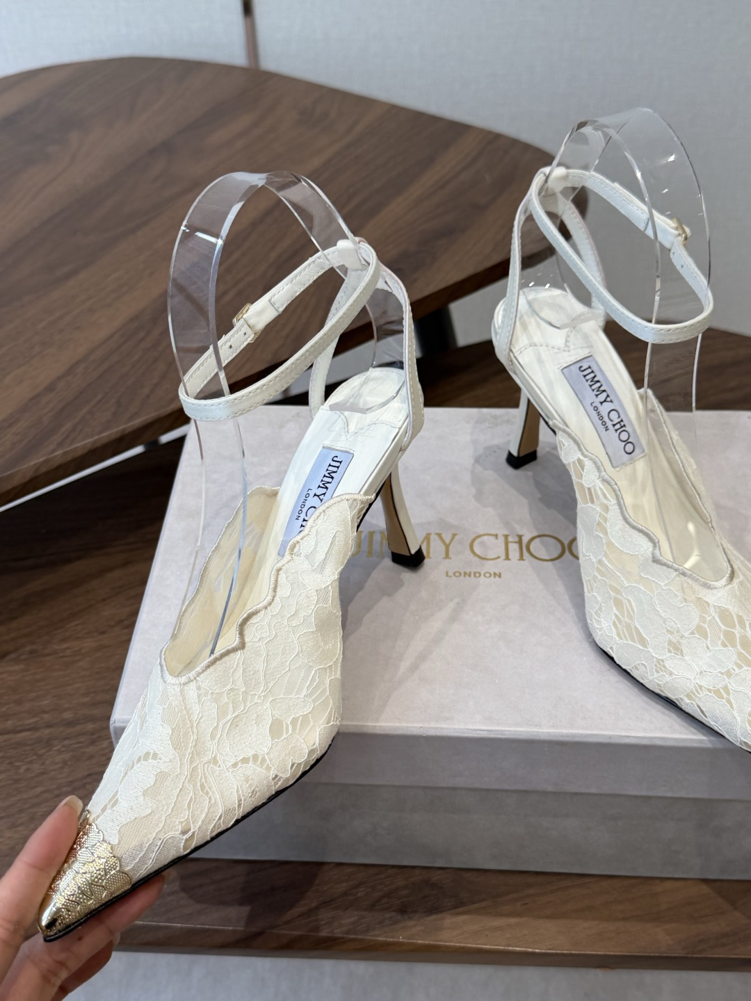 Jimmy Choo jc 周仰杰 新款蕾丝高跟鞋,这对复古小蕾丝,绝对是鞋柜C位的不二之选!它不只 Jimmy Choo jc 周仰杰 新款蕾丝高跟鞋,这对复古小蕾丝,绝对是鞋柜C位的不二之选!它不只