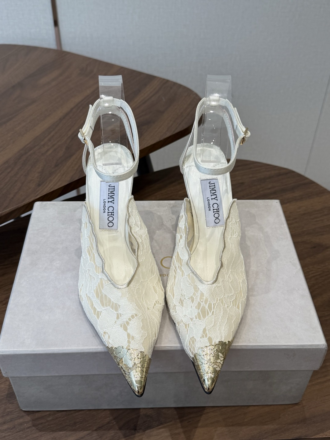 Jimmy Choo jc  周仰杰  新款蕾丝高跟鞋，这对复古小蕾丝，绝对是鞋柜C位的不二之选！它不只