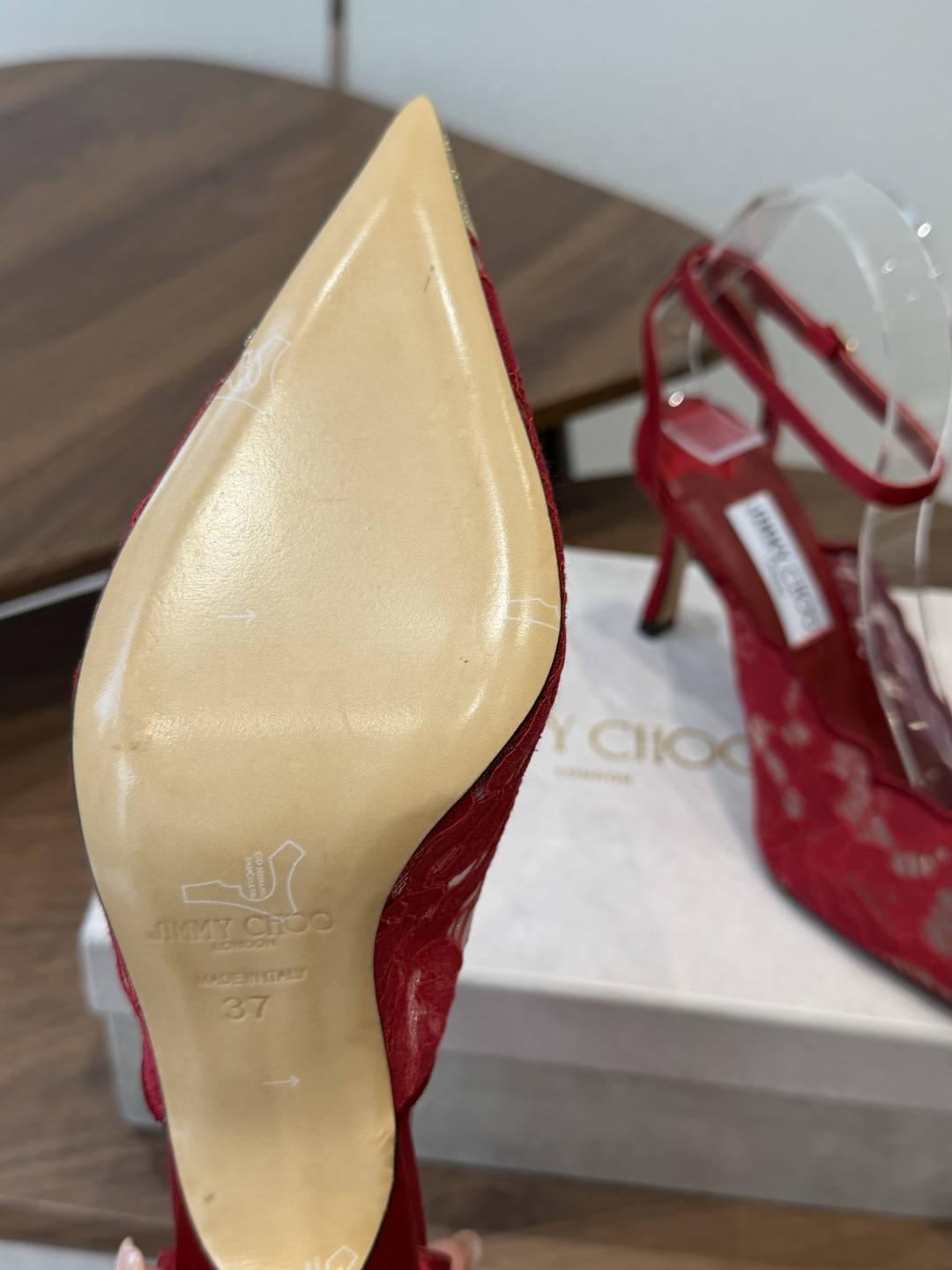 Jimmy Choo jc  周仰杰  新款蕾丝高跟鞋，这对复古小蕾丝，绝对是鞋柜C位的不二之选！它不只