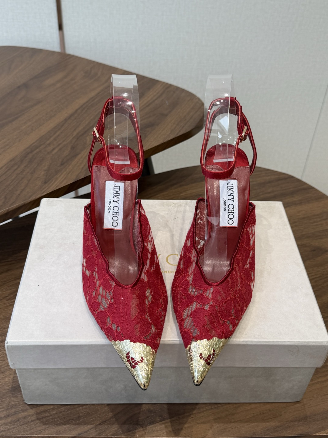 Jimmy Choo jc  周仰杰  新款蕾丝高跟鞋，这对复古小蕾丝，绝对是鞋柜C位的不二之选！它不只